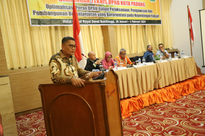 Ketua DPRD Padang Syafrial Kani saat membuka kegiatan Bimtek DPRD.